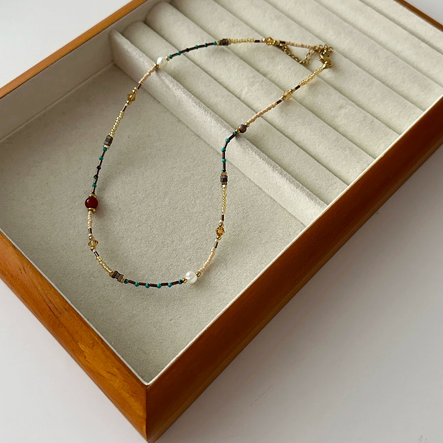 ミニマリストのカラフルなエスニックスタイルのビーズネックレス